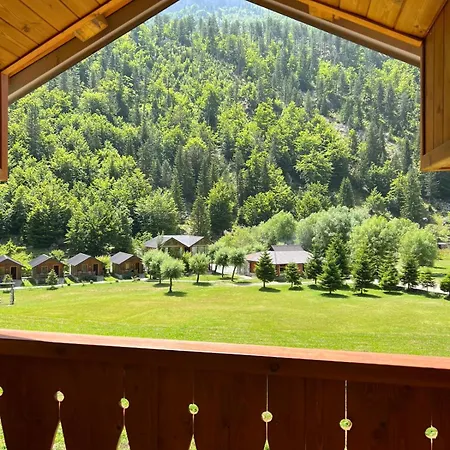 N'bjeshke Szálloda 4*